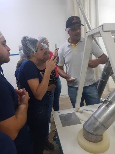 Alunos do CEEP de Laranjeiras do Sul conhecem processo de industrializaÃ§Ã£o da farinha Trigosel